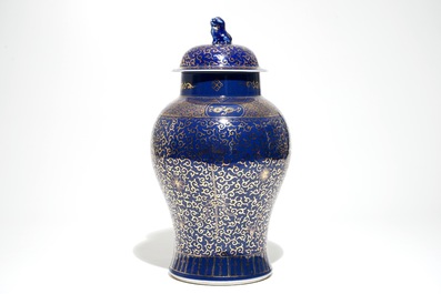 Un vase couvert en porcelaine de Chine &agrave; d&eacute;cor dor&eacute; sur fond bleu poudr&eacute;, marque de Kangxi, prob. 19/20&egrave;me