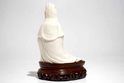 Un mod&egrave;le d'une Guanyin en porcelaine blanc de Chine de Dehua sur socle en bois, Kangxi