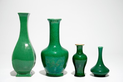 Quatre vases en porcelaine de Chine vert monochrome, 19/20&egrave;me