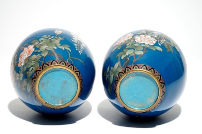 Een paar Japanse cloisonn&eacute; vazen met blauwe fondkleur, Meiji, eind 19e eeuw