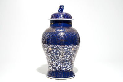 Een Chinese dekselvaas met verguld decor op poederblauwe fond, Kangxi merk, wellicht 19/20e eeuw
