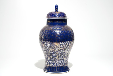Een Chinese dekselvaas met verguld decor op poederblauwe fond, Kangxi merk, wellicht 19/20e eeuw