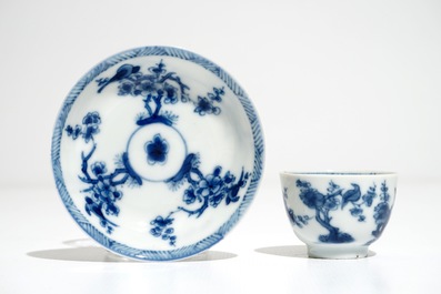 Een set van vijf Chinese blauwwitte koppen en schotels met vogels en bloemen, Kangxi