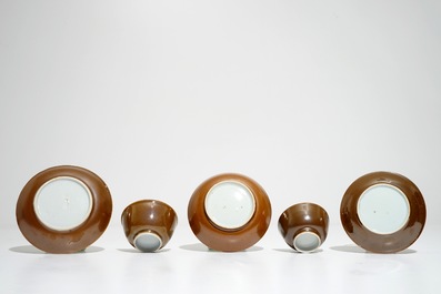 Onze tasses et soucoupes et sept soucoupes en porcelaine de Chine de style Imari sur fond brun capucin, Qianlong