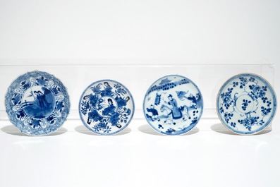 Une bo&icirc;te &agrave; th&eacute; rectangulaire, quatre tasses et soucoupes et cinq assiettes en porcelaine de Chine bleu et blanc, Kangxi et post&eacute;rieur
