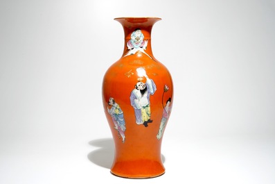Un vase en porcelaine de Chine aux immortels sur fond corail, marque de Qianlong, R&eacute;publique, 20&egrave;me