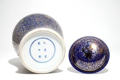 Un vase couvert en porcelaine de Chine &agrave; d&eacute;cor dor&eacute; sur fond bleu poudr&eacute;, marque de Kangxi, prob. 19/20&egrave;me