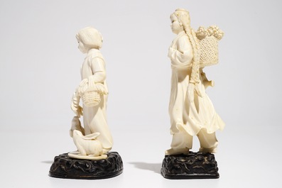 Deux figures en ivoire sculpt&eacute; sur socles en bois, Chine, 2&egrave;me quart du 20&egrave;me