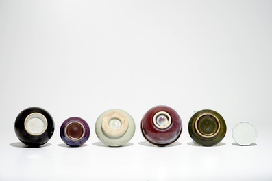 Trois vases et trois lave-pinceaux en porcelaine de Chine monochrome, 19/20&egrave;me