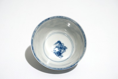 Sept tasses et neuf soucoupes en porcelaine de Chine bleu et blanc, Kangxi