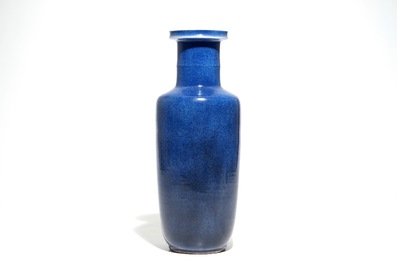 Un vase de forme rouleau en porcelaine de Chine monochrome bleu poudr&eacute;, Kangxi