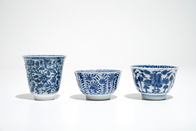 Treize tasses et soucoupes en porcelaine de Chine bleu et blanc, Kangxi et post&eacute;rieur