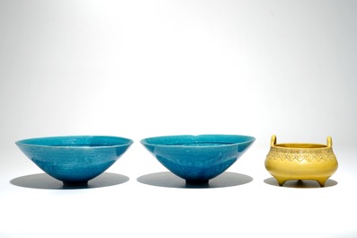 Une paire de bols en porcelaine de Chine turquoise monochrome et un br&ucirc;le-parfum jaune, marque de Qianlong, 19/20&egrave;me
