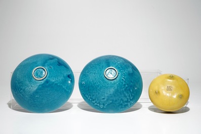 Une paire de bols en porcelaine de Chine turquoise monochrome et un br&ucirc;le-parfum jaune, marque de Qianlong, 19/20&egrave;me