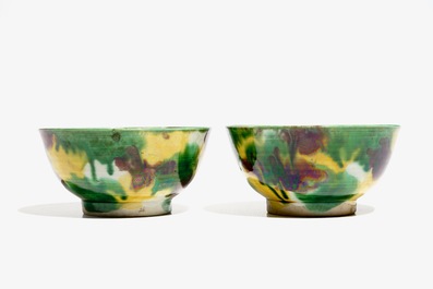 Une paire de bols en porcelaine de Chine de type &eacute;pinards et oeuf, anc. coll. Auguste le Fort, Kangxi
