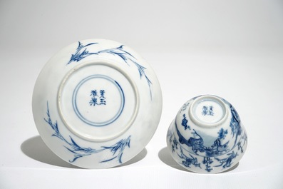 Sept tasses et neuf soucoupes en porcelaine de Chine bleu et blanc, Kangxi