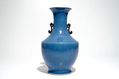 Un vase en porcelaine de Chine &agrave; d&eacute;cor de lapins et papillons sur fond bleu, 19&egrave;me