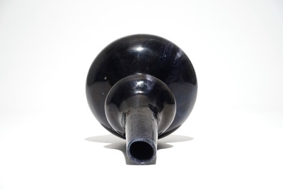 Un vase de forme double gourde en porcelaine de Chine monochrome indigo, 19/20&egrave;me