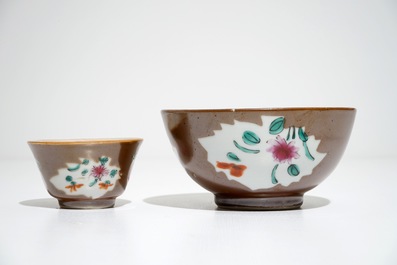Deux bols et huit tasses et soucoupes en porcelaine de Chine famille rose &agrave; fond brun capucin, Qianlong