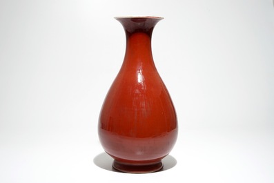 Un vase de forme yuhuchunping en porcelaine de Chine monochrome sang de boeuf, 19&egrave;me