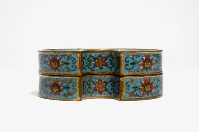 Een Chinese cloisonn&eacute; dekseldoos, Qianlong merk, 19/20e eeuw