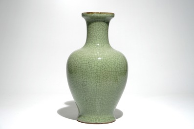 Een Chinese monochrome celadon vaas met craquel&eacute; glazuur, 19/20e eeuw