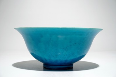Un bol en porcelaine de Chine turquoise monochrome &agrave; d&eacute;cor incis&eacute; de chevaux, marque de Kangxi, 19/20&egrave;me