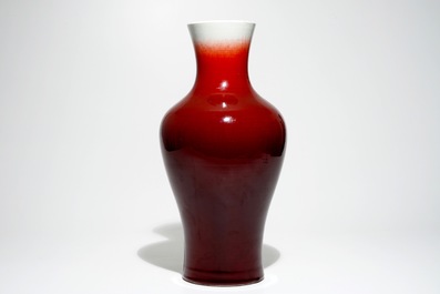 Un grand vase en porcelaine de Chine monochrome langyao, marque de Jingdezhen, 3&egrave;me quart du 20&egrave;me