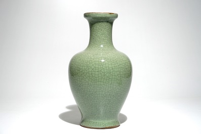 Un vase en porcelaine de Chine monochrome c&eacute;ladon craquel&eacute;, 19/20&egrave;me