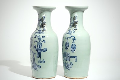 Une paire de grands vases en porcelaine de Chine bleu et blanc sur fond c&eacute;ladon, 19&egrave;me