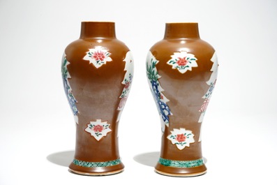 Une paire de vases en porcelaine de Chine famille rose sur fond brun capucin, Yongzheng/Qianlong