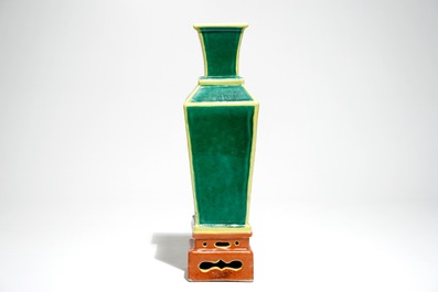 Un vase au socle en porcelaine de Chine en vert, jaune et orange, 19/20&egrave;me