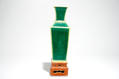 Un vase au socle en porcelaine de Chine en vert, jaune et orange, 19/20&egrave;me