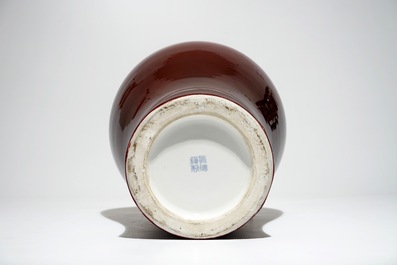 Een grote Chinese monochrome langyao vaas, Jingdezhen merk, 3e kwart 20e eeuw