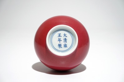 Un vase en porcelaine de Chine rouge rubis monochrome, marque de Yongzheng, 19/20&egrave;me