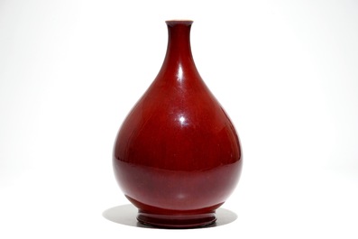 Un vase de forme yuhuchunping en porcelaine de Chine monochrome sang de boeuf, 19/20&egrave;me