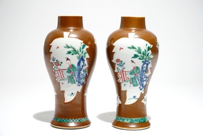 Une paire de vases en porcelaine de Chine famille rose sur fond brun capucin, Yongzheng/Qianlong