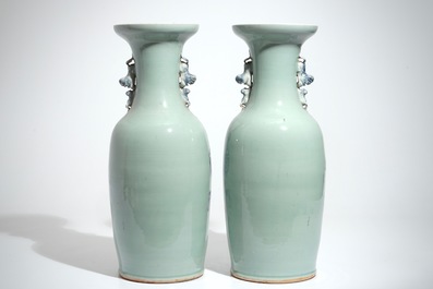 Une paire de grands vases en porcelaine de Chine bleu et blanc sur fond c&eacute;ladon, 19&egrave;me