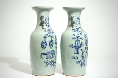 Een paar grote Chinese vazen met blauwwit decor op een celadon fondkleur, 19e eeuw
