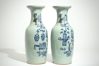 Une paire de grands vases en porcelaine de Chine bleu et blanc sur fond c&eacute;ladon, 19&egrave;me