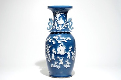 Een grote Chinese vaas met wit reli&euml;fdecor op blauwe fondkleur, 19e eeuw