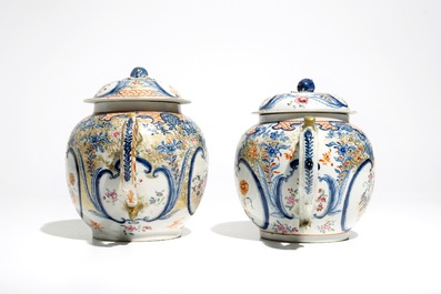 Deux grandes th&eacute;i&egrave;res en porcelaine de Chine famille rose, Qianlong
