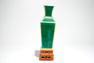 Un vase au socle en porcelaine de Chine en vert, jaune et orange, 19/20&egrave;me