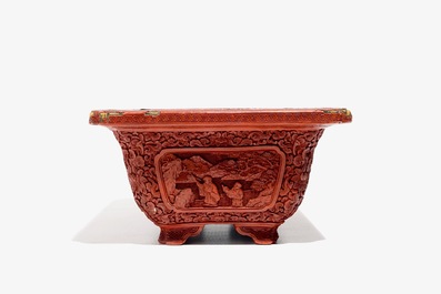 A Chinese rectangular cinnabar lacquer jardiniere, 18/19th C.