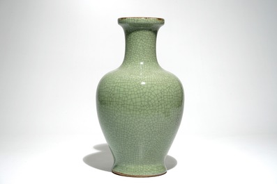 Un vase en porcelaine de Chine monochrome c&eacute;ladon craquel&eacute;, 19/20&egrave;me