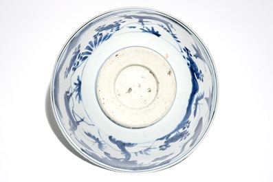 Un bol en porcelaine de Chine bleu et blanc &agrave; d&eacute;cor de cerfs, Wanli