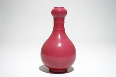 Un vase en porcelaine de Chine rouge rubis monochrome, marque de Yongzheng, 19/20&egrave;me