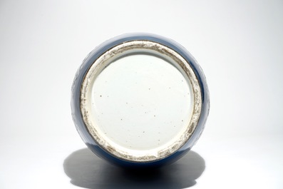 Un grand vase en porcelaine de Chine &agrave; d&eacute;cor en relief sur fond bleu, 19&egrave;me