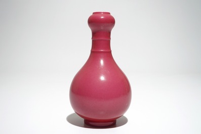 Un vase en porcelaine de Chine rouge rubis monochrome, marque de Yongzheng, 19/20&egrave;me