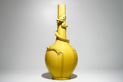 Een grote Japanse Awaji monochrome gele vaas met draak in reli&euml;f, Meiji, ca. 1900